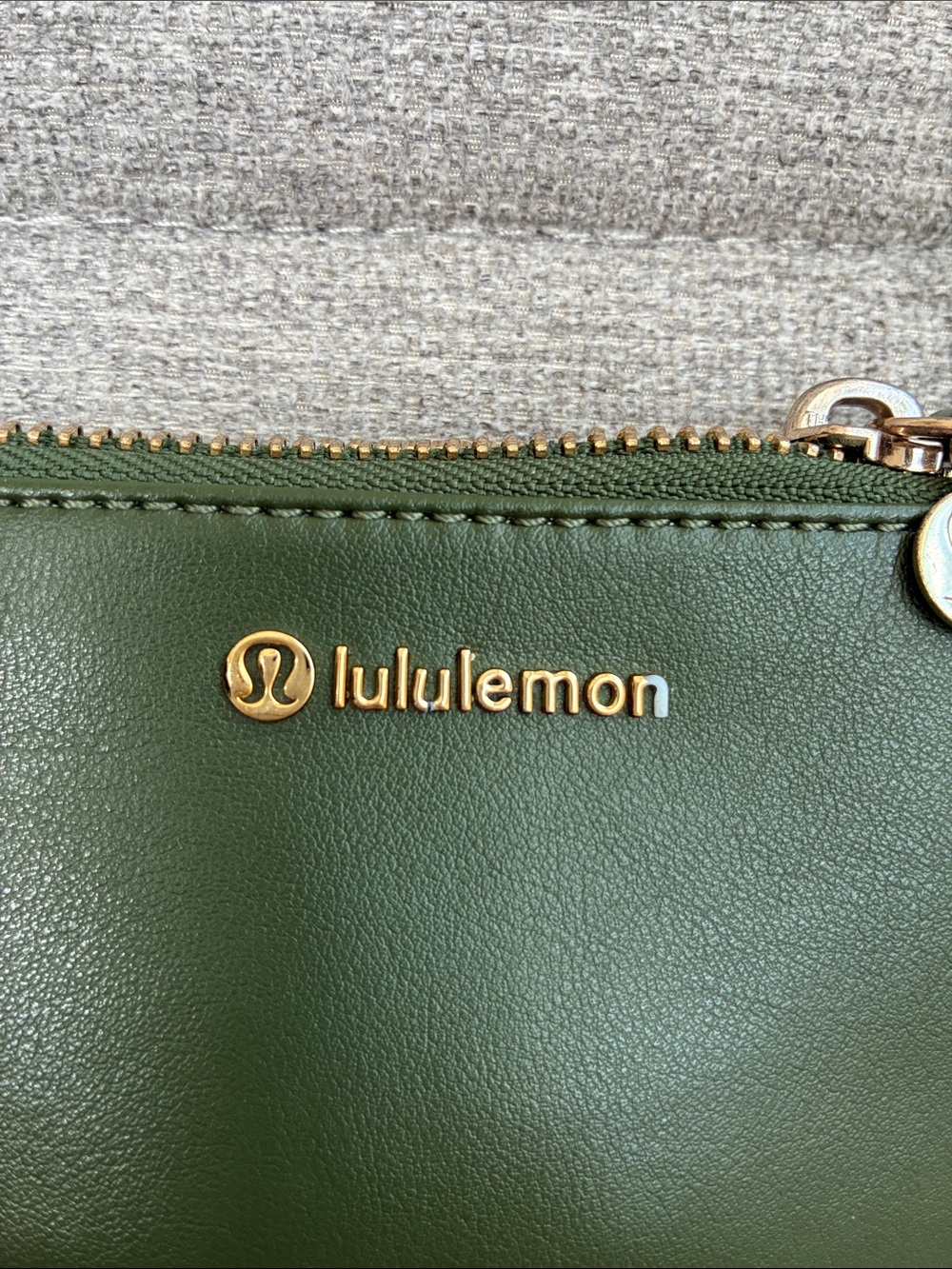 Lululemon's "Barracks Green/Gold" pouch bag - Picture 2 of 12